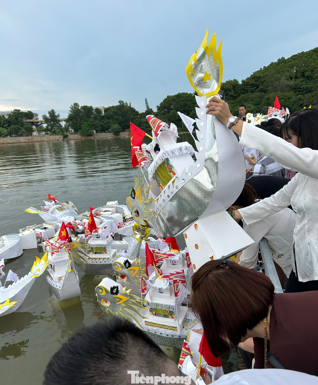 Tàu được thả xuống chính nơi các con tàu không số ngày xưa xuất phát.