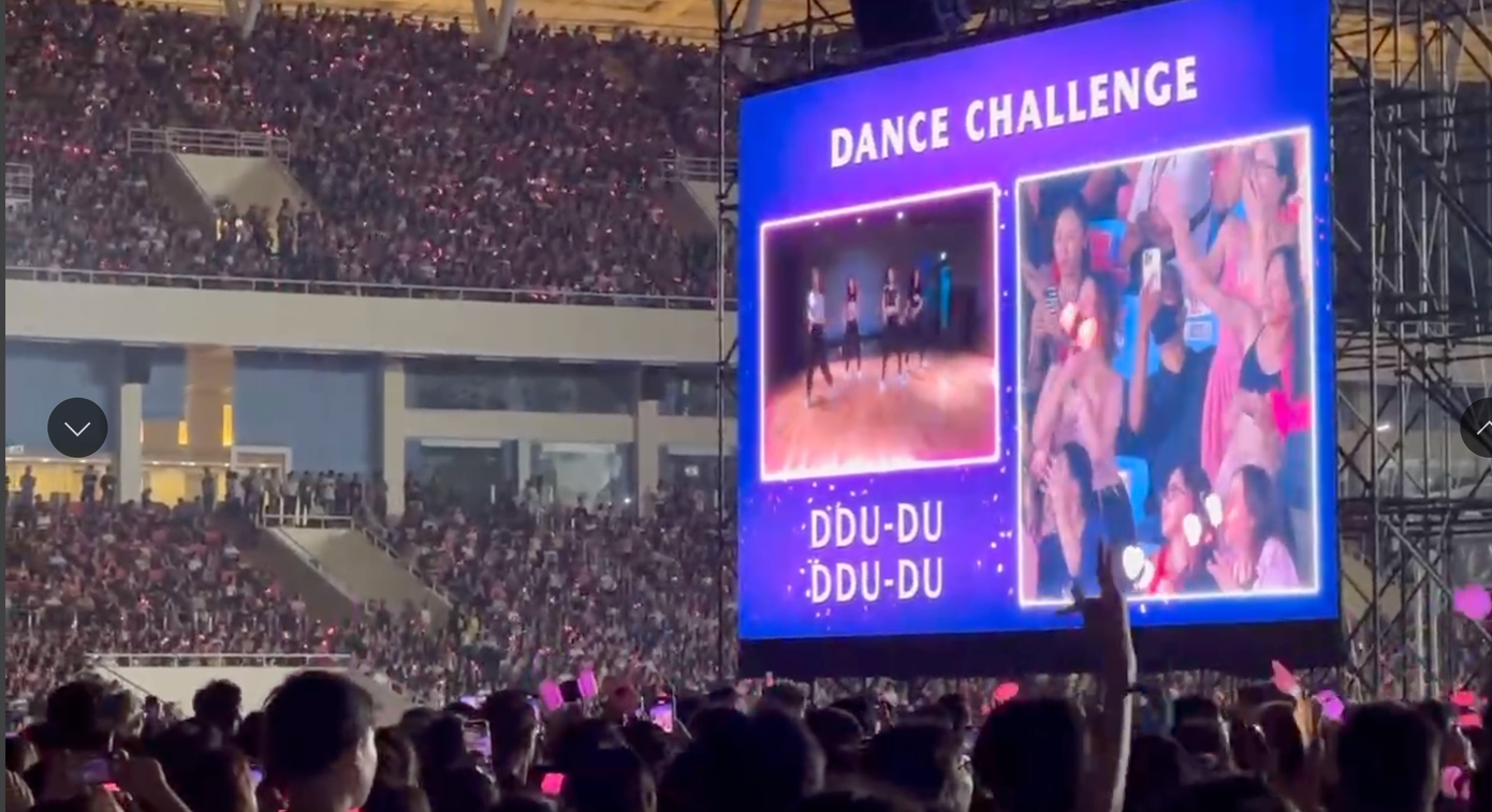 Dance Challenge là phần không thể thiếu trong concert BornPink. Camera sẽ tia trúng bất kỳ khán giả trên sân, người đó sẽ được phát ở màn hình lớn và nhảy theo điệu nhạc. Dance Challenge là phần không thể thiếu trong concert BornPink. Camera sẽ tia trúng bất kỳ khán giả trên sân, người đó sẽ được phát ở màn hình lớn và nhảy theo điệu nhạc.