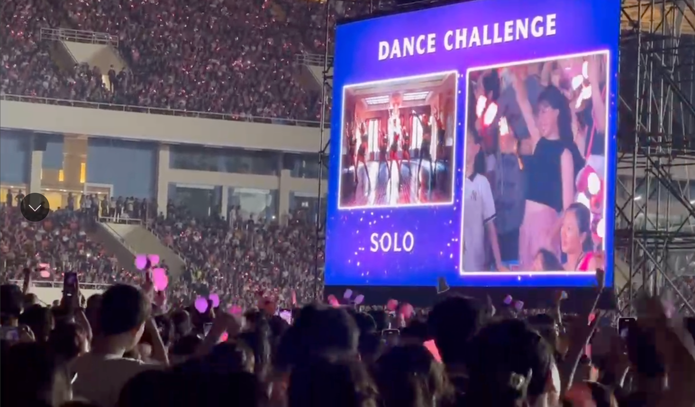 Dance Challenge là phần không thể thiếu trong concert BornPink. Camera sẽ tia trúng bất kỳ khán giả trên sân, người đó sẽ được phát ở màn hình lớn và nhảy theo điệu nhạc. Dance Challenge là phần không thể thiếu trong concert BornPink. Camera sẽ tia trúng bất kỳ khán giả trên sân, người đó sẽ được phát ở màn hình lớn và nhảy theo điệu nhạc.