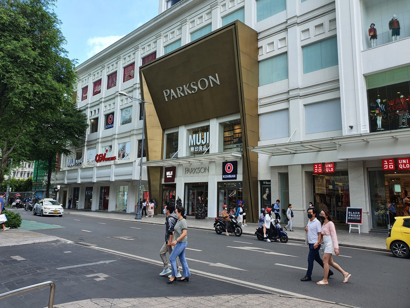 Parkson Saigontourits trên đường Lê Thánh Tôn, quận 1 - trung tâm thương mại cuối cùng của Parkson tại Việt Nam. Ảnh: Hồng Phúc
