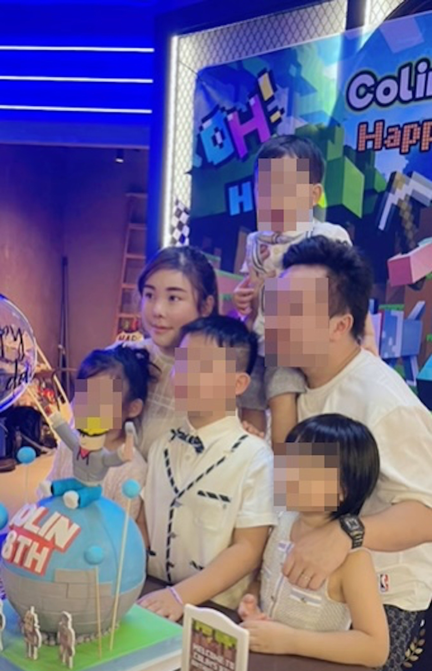 Mẹ Thái Thiên Phượng chia sẻ ảnh chụp cô và chồng hiện tại đưa 4 con đi thăm Disneyland, đi chơi du thuyền, cùng nhau đón Giáng sinh... cho thấy gia đình 6 người sống vui vẻ, hòa thuận. Ảnh: HK01.