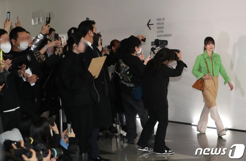 Khoảnh khắc cho thấy sức hút của Song Hye Kyo được News1 ghi lại. Khoảnh khắc cho thấy sức hút của Song Hye Kyo được News1 ghi lại.