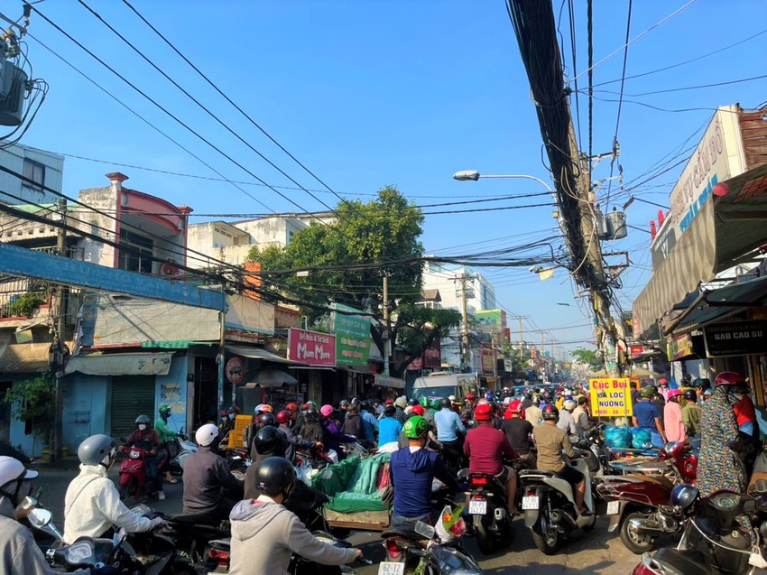 Sáng ngày vía Thần tài đã xảy ra tình trạng kẹt xe ở phố cá lóc nướng.