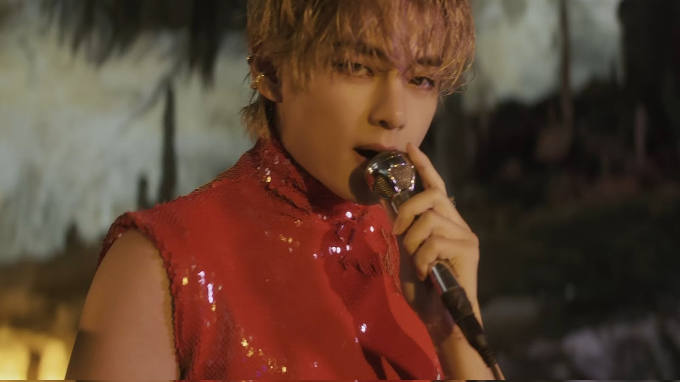 V trong MV Love me again. V trong MV Love me again.