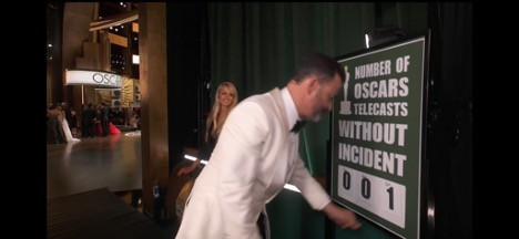 Màn kết của buổi lễ Oscar năm nay. Tạm dịch: "Số chương trình Oscar không vướng lùm xùm: 001".