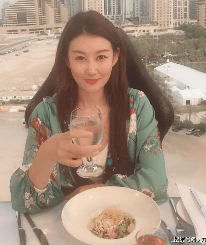 Vương Bảo Cường và bạn gái hiện tại - Phùng Thanh. Ảnh: Sohu. Vương Bảo Cường và bạn gái hiện tại - Phùng Thanh. Ảnh: Sohu.