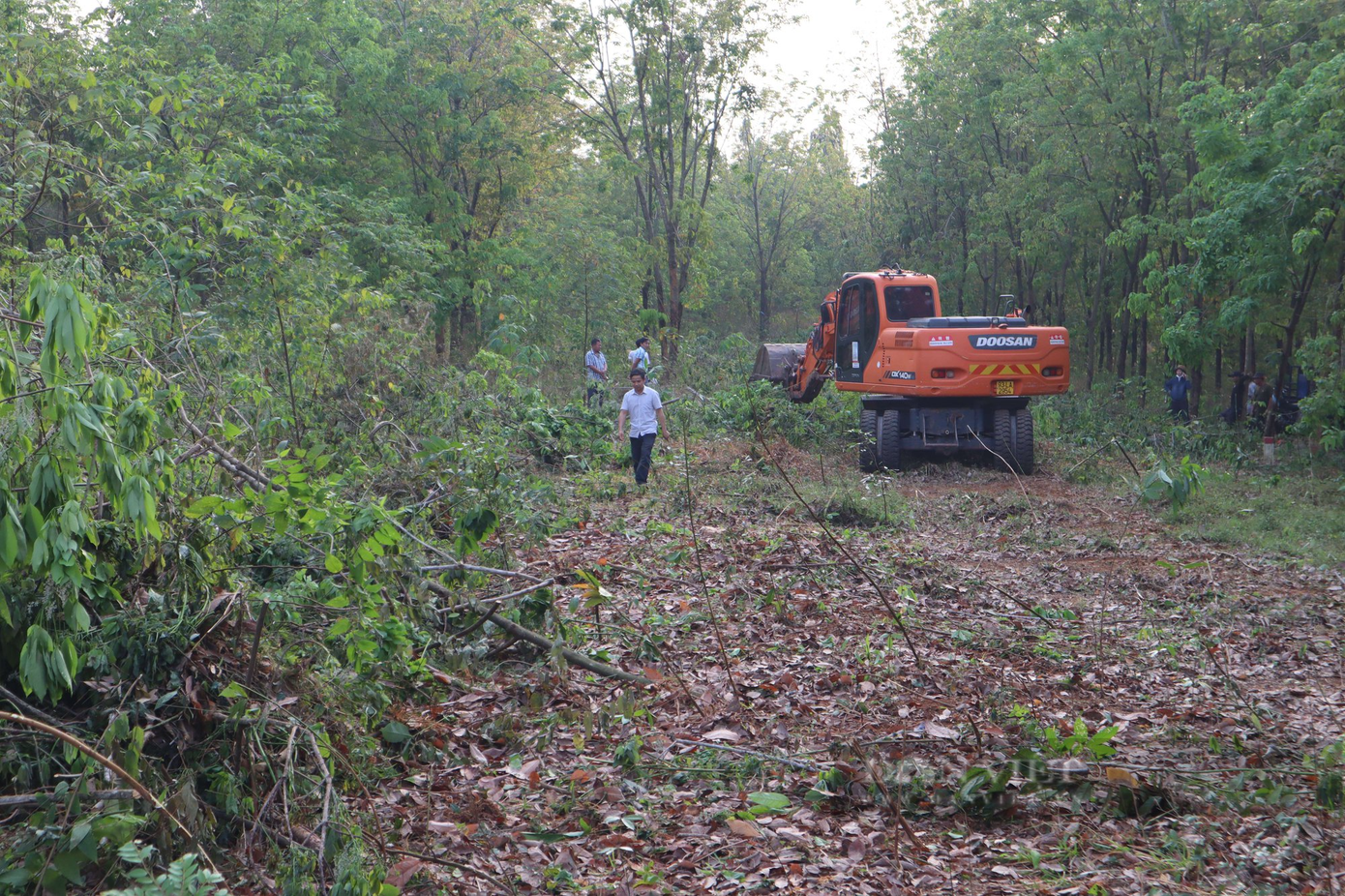 Sau khi ông Trần Quốc Việt hiến gần 5.000m2 đất làm đường, đơn vị thi công đã đưa xe đào vào triển khai thi công làm đường Vành đai phía Nam. Ảnh: Đ.X