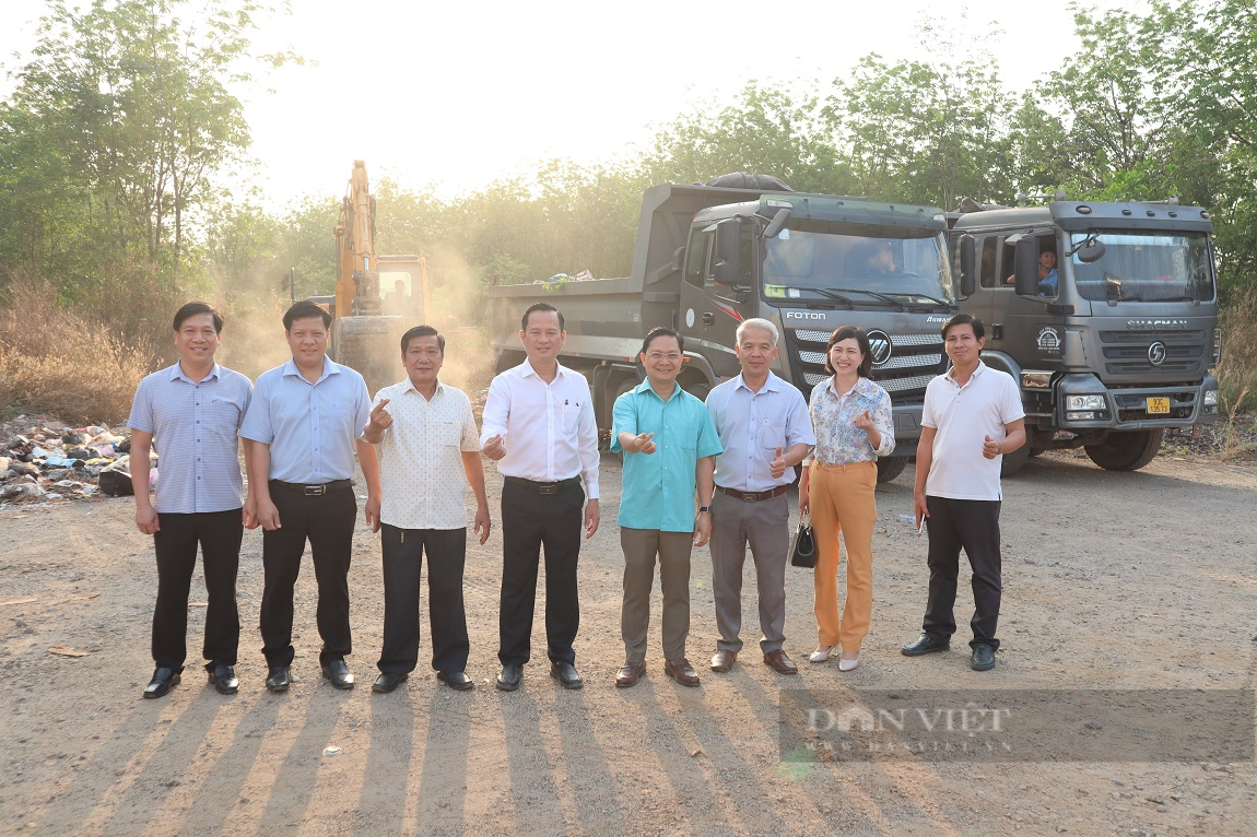 Lãnh đạo UBND thành phố Đồng Xoài đã xuống hiện trường khu đất được hiến tặng vào ngày 6/2. Ảnh: Đ.X