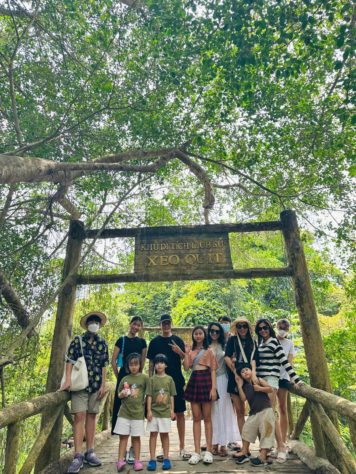 Du lịch Đồng Tháp, Hoàng Bách và vợ con có dịp chiêm ngưỡng vẻ đẹp của miền Tây sông nước với vô vàn những món ăn ngon đặc sắc.