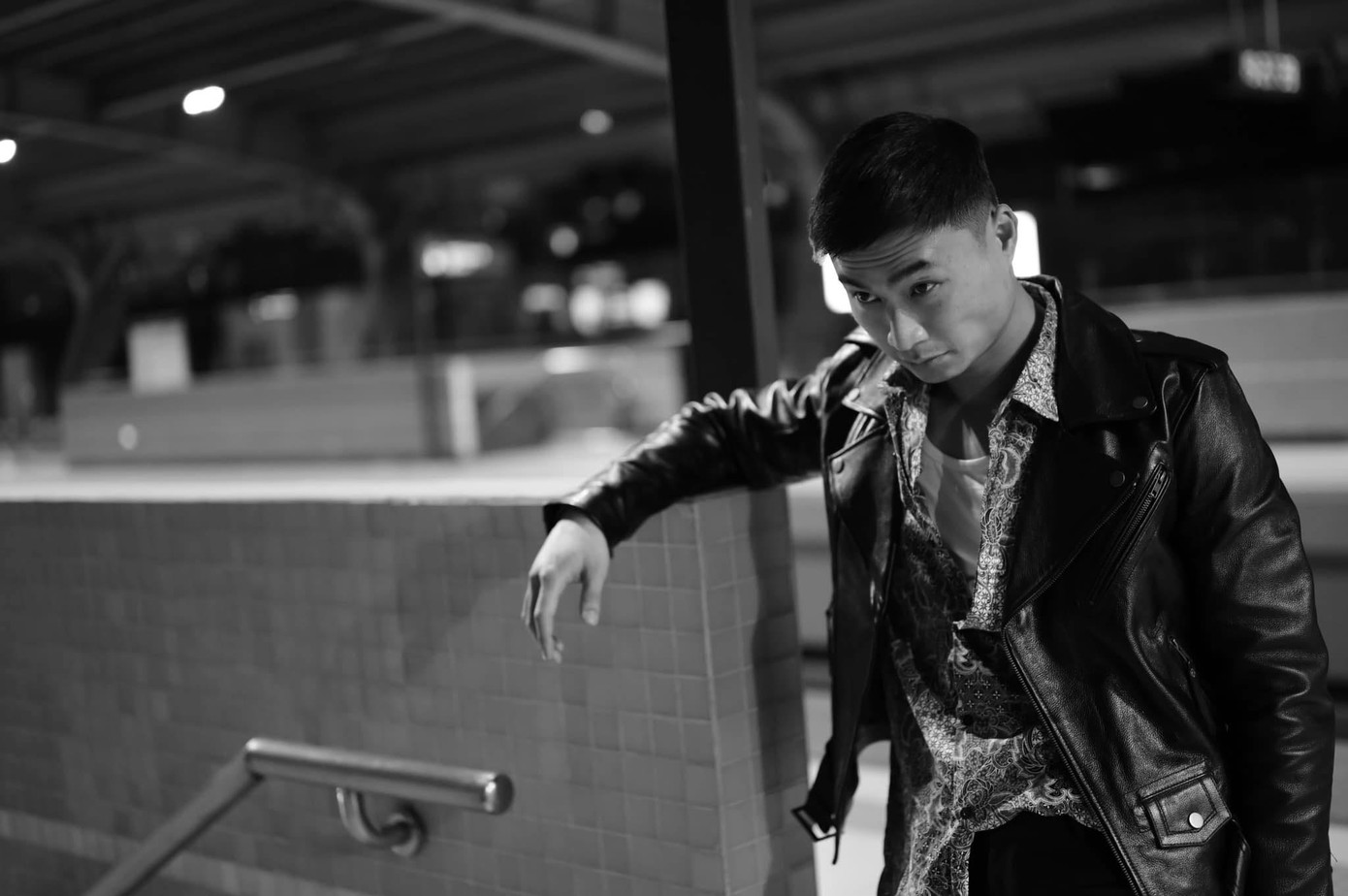 Nam diễn viên thường thực hiện nhiều bộ ảnh lịch lãm đời thường. Anh có thân hình vạm vỡ, nam tính. Nam diễn viên thường thực hiện nhiều bộ ảnh lịch lãm đời thường. Anh có thân hình vạm vỡ, nam tính.