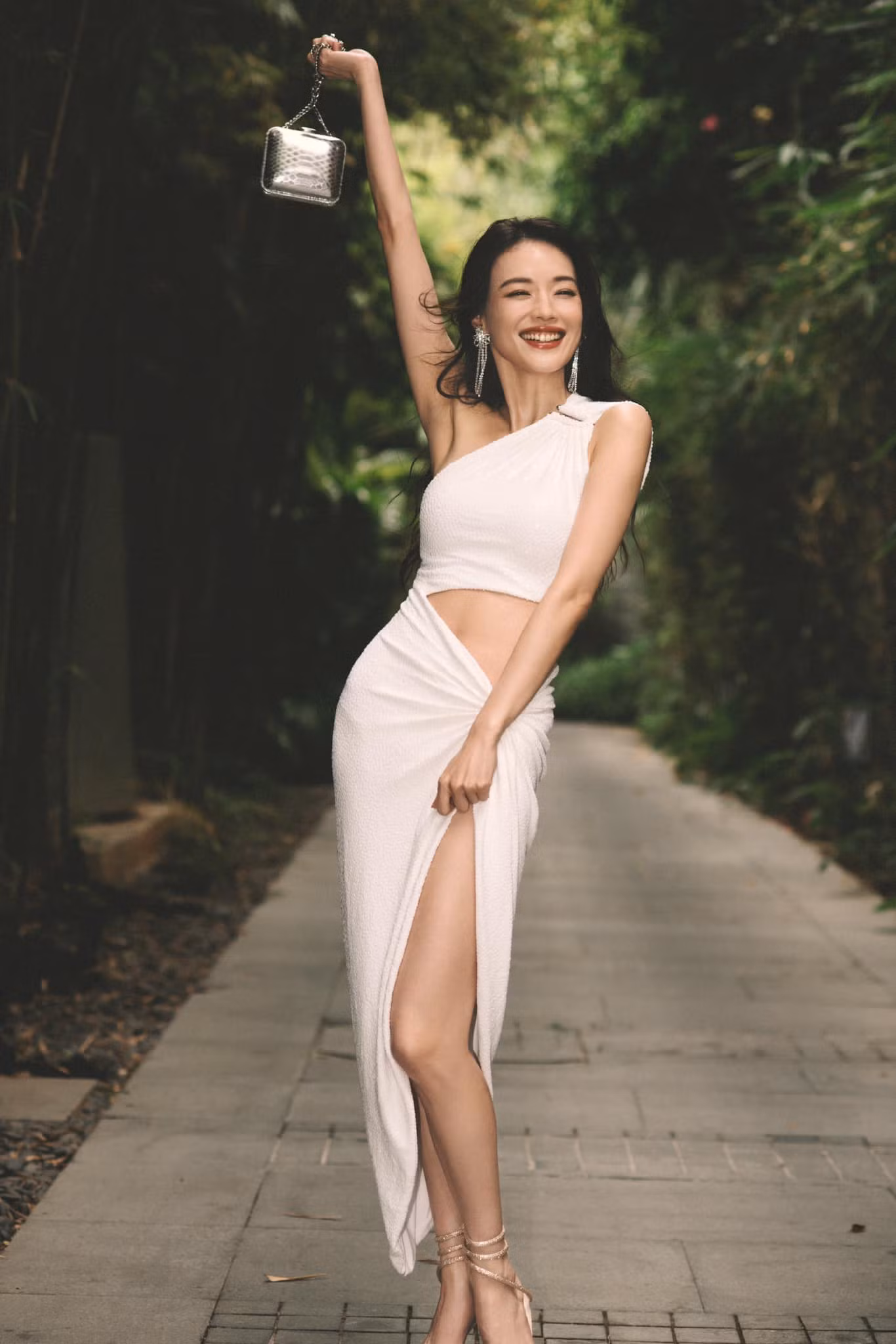 Những bức hình của Thư Kỳ tại sự kiện tổ chức ở thành phố Tam Á, đảo Hải Nam, Trung Quốc trở thành chủ đề hot trên mạng xã hội Weibo. Nữ diễn viên 47 tuổi diện đầm trắng cut-gợi, khoe khéo vòng eo săn chắc, đôi chân thon dài, thân hình gợi cảm. Đặc biệt, nhiều khán giả dành lời khen cho nụ cười rạng rỡ của mỹ nhân Vợ tôi là gangster.