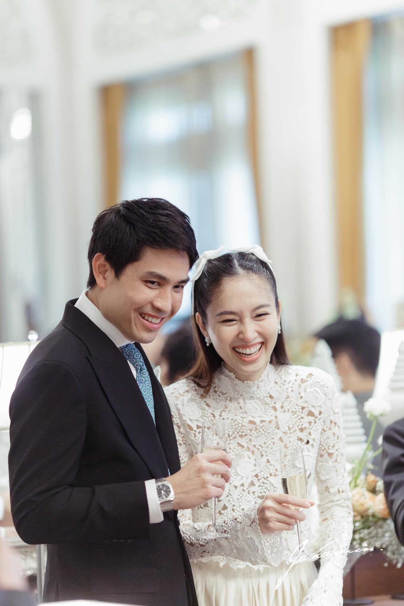 Thời gian này, cả hai bận rộn chuẩn bị cho ngày cưới diễn ra vào 1/3. Trong buổi tiệc có mặt hai bên gia đình và bạn bè, Oak Phakwa Hongyok hứa ở bên chăm sóc, quan tâm, yêu Nong Poy trọn đời. Thời gian này, cả hai bận rộn chuẩn bị cho ngày cưới diễn ra vào 1/3. Trong buổi tiệc có mặt hai bên gia đình và bạn bè, Oak Phakwa Hongyok hứa ở bên chăm sóc, quan tâm, yêu Nong Poy trọn đời.