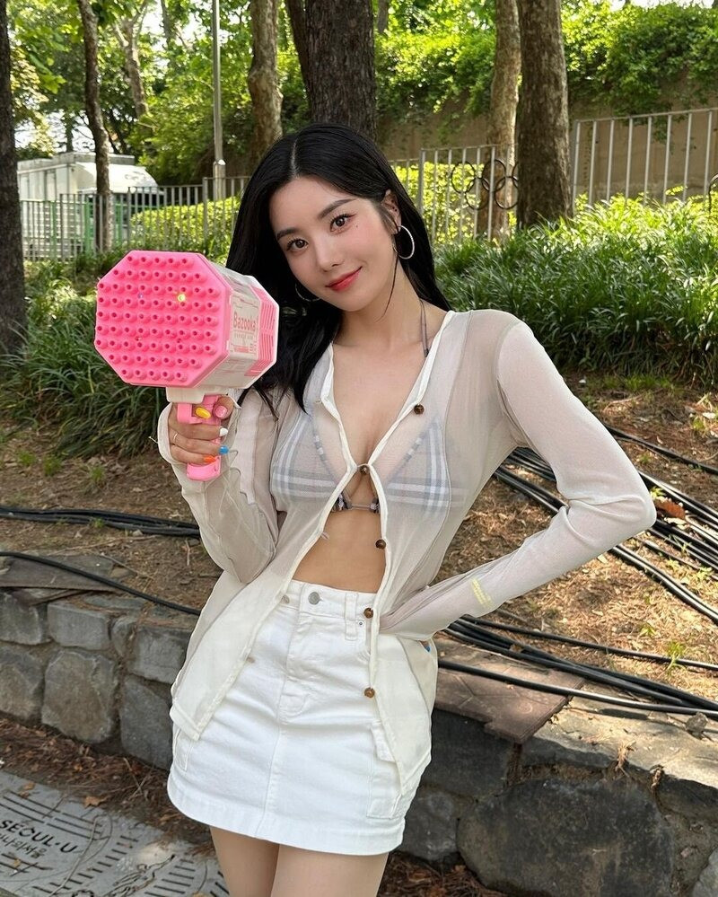 Trang phục biểu diễn của nữ thần tượng cho sự kiện này toát lên sự quyến rũ, hấp dẫn, không ngại khoe cơ thể nóng bỏng, vì vậy không ngạc nhiên khi Eun Bi thu hút được sự quan tâm lớn từ dư luận. Trang phục biểu diễn của nữ thần tượng cho sự kiện này toát lên sự quyến rũ, hấp dẫn, không ngại khoe cơ thể nóng bỏng, vì vậy không ngạc nhiên khi Eun Bi thu hút được sự quan tâm lớn từ dư luận.