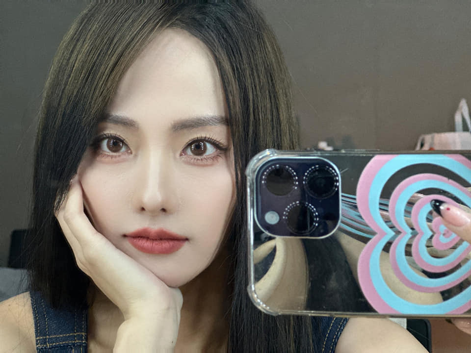 8 năm chung nhà, có với nhau hai người con chung, nhiều nguồn tin nói Gia Nghê không được lòng gia đình chồng, mẹ Mãi Siêu không thừa nhận cô là con dâu.