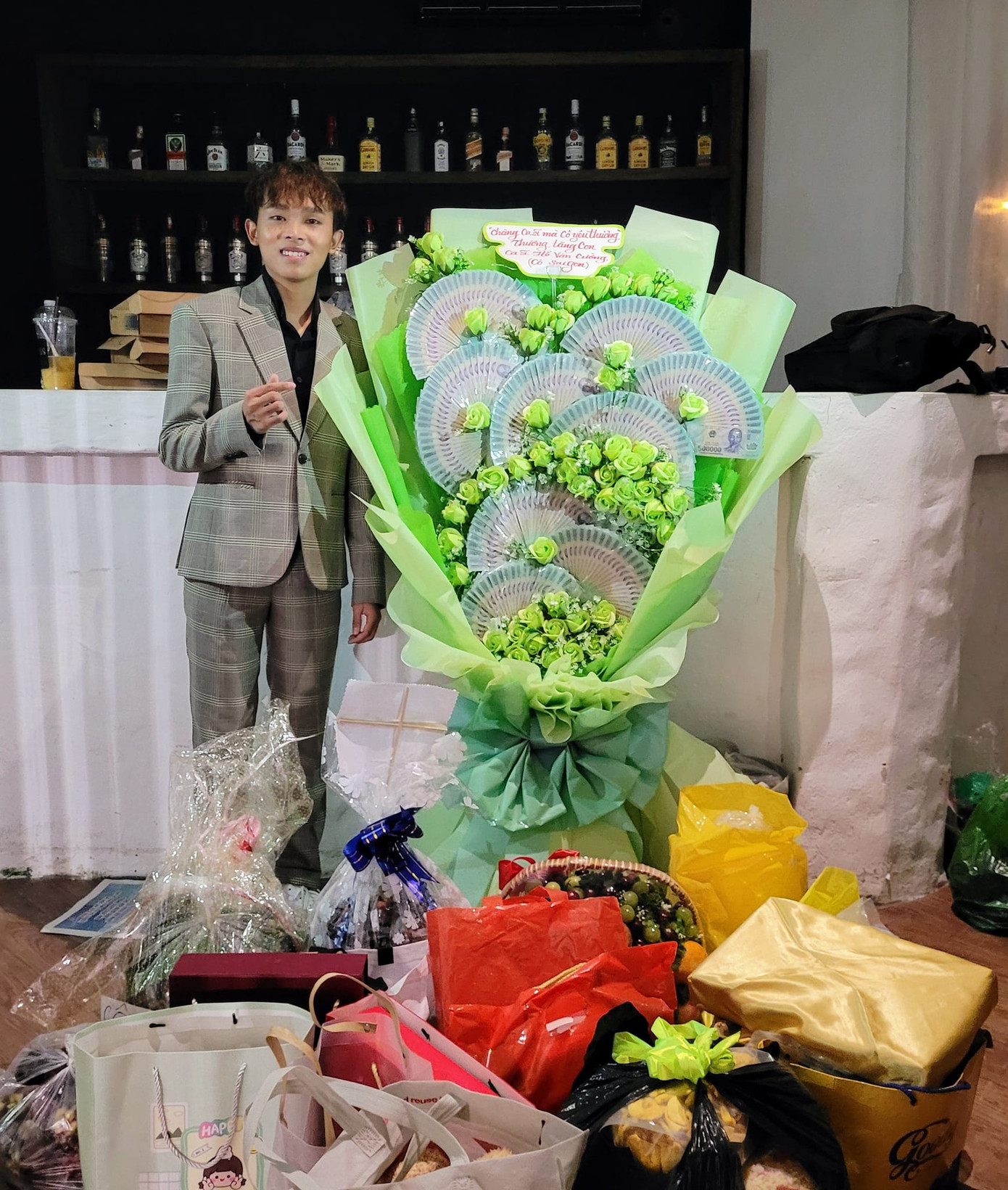 Hồ Văn Cường nhận 120 triệu đồng từ fan. Ảnh: Hồ Văn Cường FC. Hồ Văn Cường nhận 120 triệu đồng từ fan. Ảnh: Hồ Văn Cường FC.