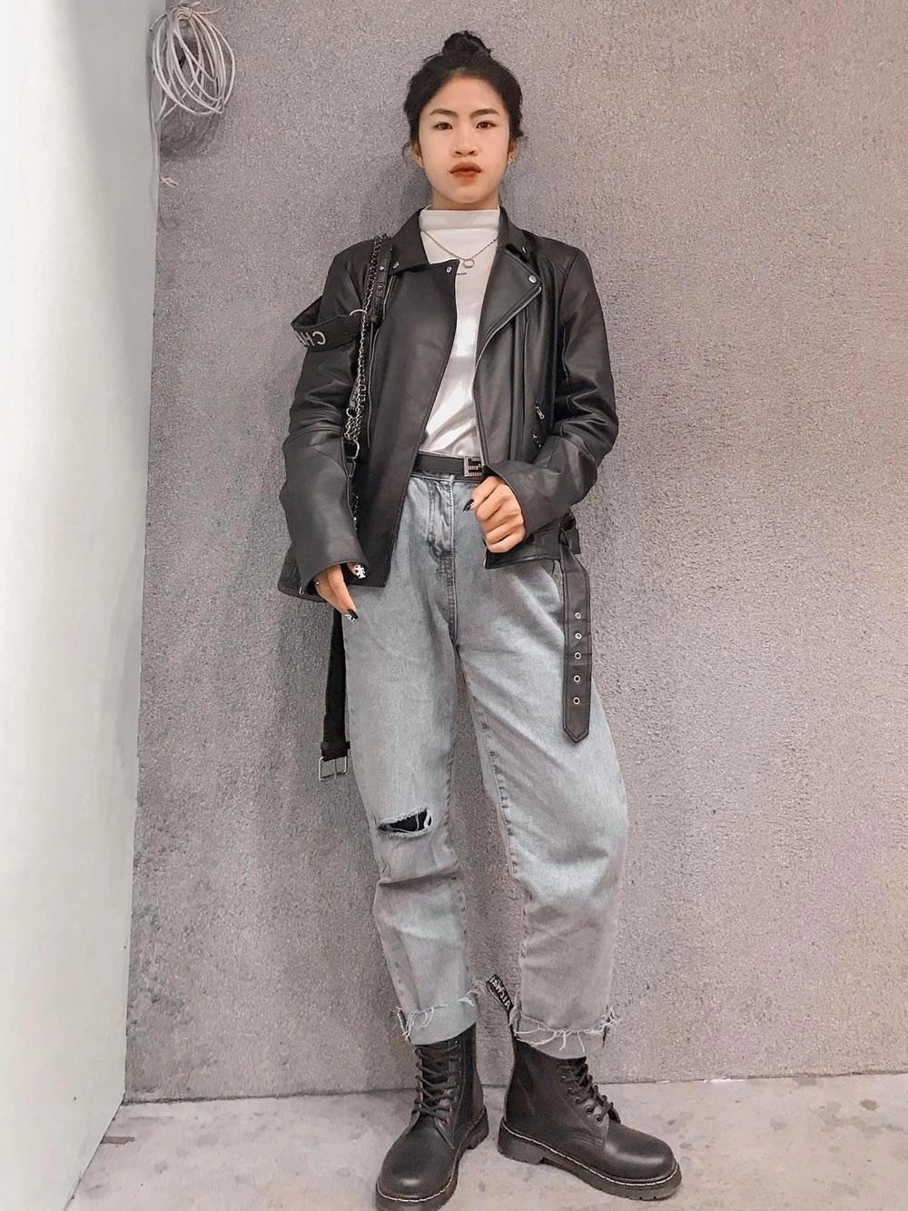 Có thời điểm, nữ cầu thủ mặc cá tính, bụi bặm khi phối áo khoác da ngoài áo cao cổ cùng quần jeans rách gối.