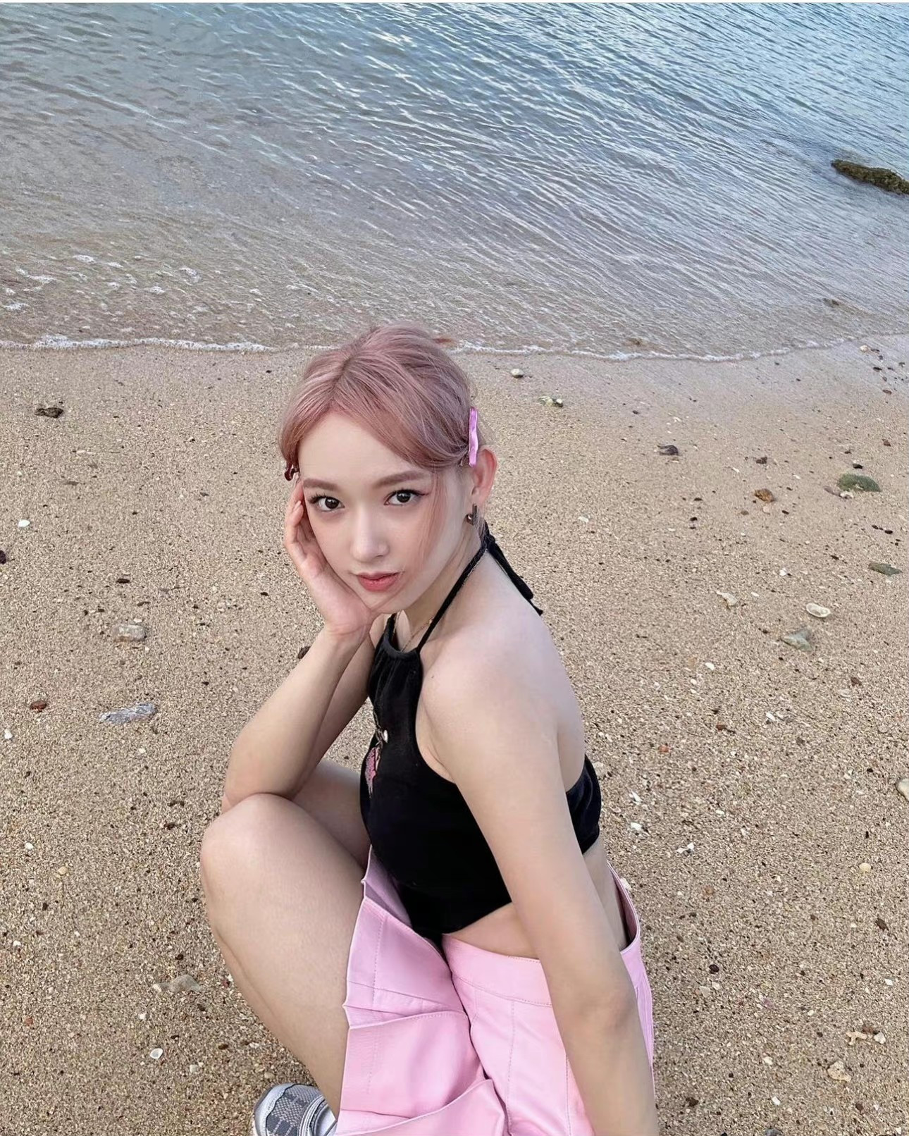 Trình Tiêu trở thành tâm điểm của dư luận hôm 12/8 khi vướng tin tình ái với tài tử Lương Triều Vỹ. Truyền thông Đài Loan, Trung Quốc đưa tin cô là nhân tình của Lương Triều Vỹ, cả hai đã có con và nhà ở Nhật Bản. Phòng làm việc của nữ diễn viên lập tức lên tiếng phủ nhận, cho rằng tin đồn thất thiệt, thái quá. Trình Tiêu trở thành tâm điểm của dư luận hôm 12/8 khi vướng tin tình ái với tài tử Lương Triều Vỹ. Truyền thông Đài Loan, Trung Quốc đưa tin cô là nhân tình của Lương Triều Vỹ, cả hai đã có con và nhà ở Nhật Bản. Phòng làm việc của nữ diễn viên lập tức lên tiếng phủ nhận, cho rằng tin đồn thất thiệt, thái quá.