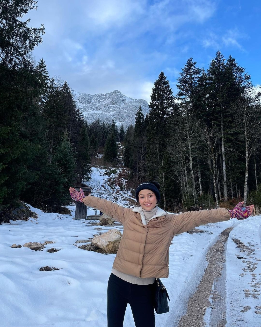 Hoa hậu Hoàn vũ Việt Nam H&apos;Hen Niê khám phá nhiều địa danh nổi tiếng ở Áo cùng bạn trai nhiếp ảnh gia. Cô chủ yếu sử dụng tàu hỏa di chuyển để ngắm cảnh đẹp ở các làng quê châu Âu.