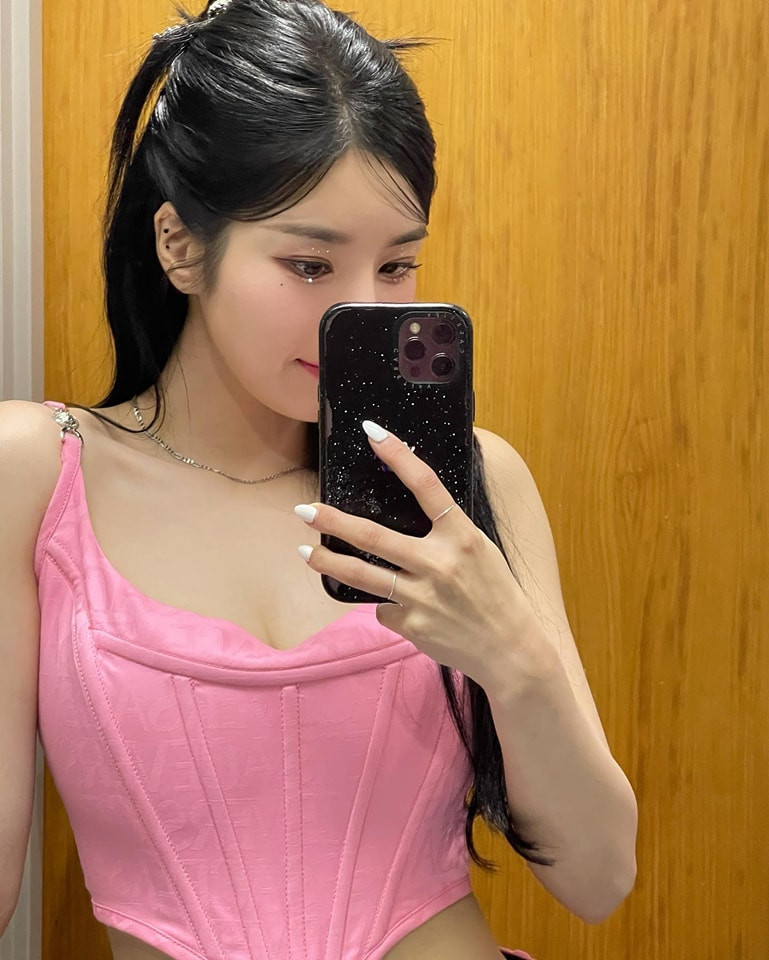 Trong một bài phỏng vấn, nữ ca sĩ có những chia sẻ thú vị. Cô thà làm việc bán thời gian tại cửa hàng bingsu (đá bào tráng miệng) trong đợt nắng nóng còn hơn ở tiệm bánh sản xuất 100 khay bánh mì mỗi ngày.