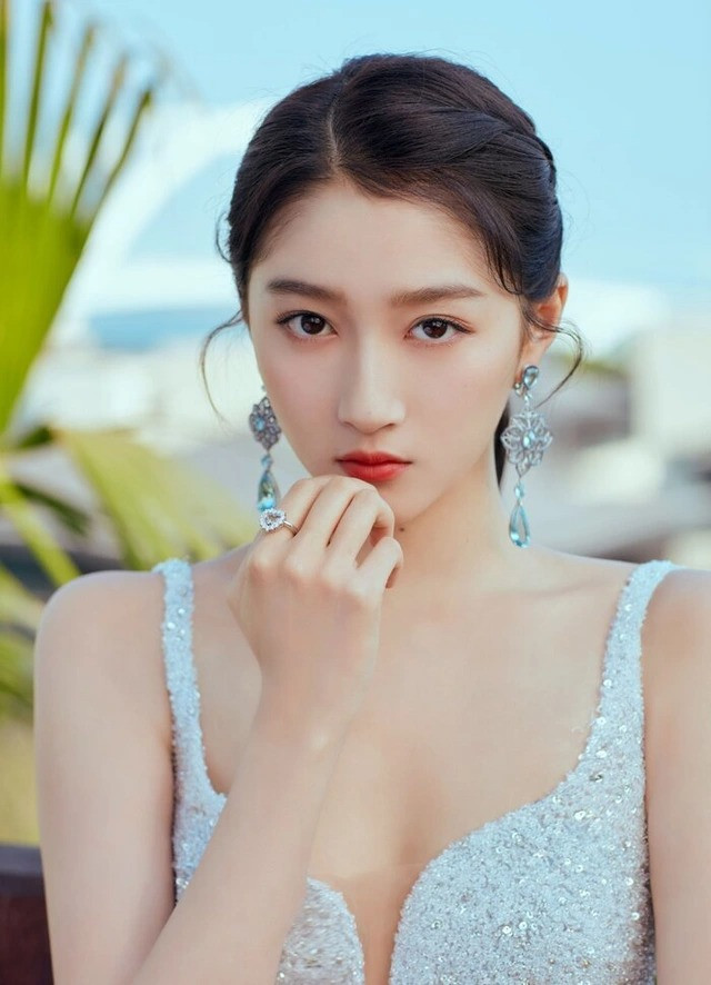 Không chỉ là diễn viên trẻ tài năng và triển vọng của màn ảnh Hoa ngữ, Quan Hiểu Đồng còn được quan tâm vì nhan sắc nổi bật. Ảnh: Weibo. Không chỉ là diễn viên trẻ tài năng và triển vọng của màn ảnh Hoa ngữ, Quan Hiểu Đồng còn được quan tâm vì nhan sắc nổi bật. Ảnh: Weibo.