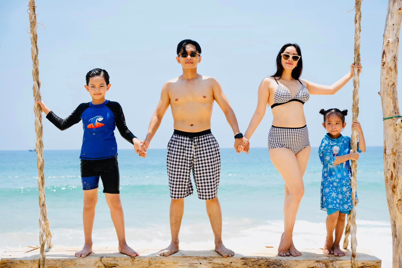 Gia đình kiện tướng dancesport Khánh Thi tận hưởng niềm vui trong chuyến nghỉ dưỡng ở Quy Nhơn, Bình Định. Khánh Thi đang ở tháng thứ 4 của thai kỳ.