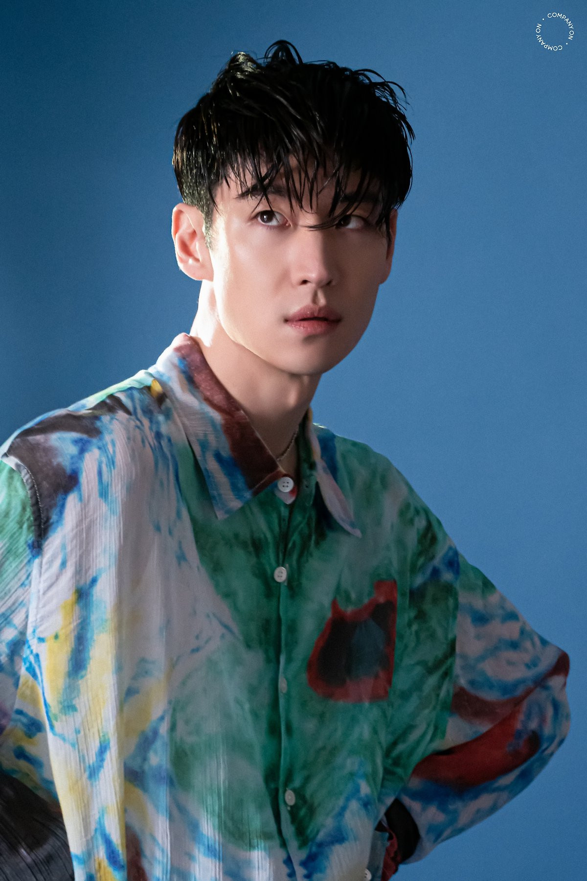 Ở tuổi 38, Lee Je Hoon được khen ngợi ngày càng quyến rũ, phong trần. Tài tử hướng tới phong cách đơn giản, trẻ trung nhưng không kém phần lịch lãm.