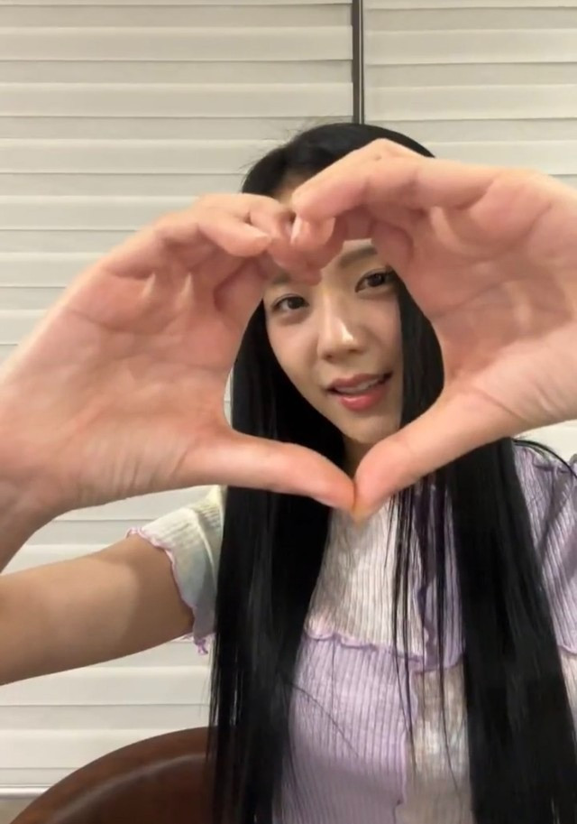 Jisoo mở livestream trò chuyện cùng fan. Cô tiết lộ mình háo hức đón kỷ niệm 8 năm vì nhóm ra mắt ngày 8/8. Chia sẻ của chị cả BlackPink khiến người hâm mộ vui mừng vì cho rằng cô đang ngầm nói đến chuyện bốn thành viên tiếp tục ra hạn hợp đồng với YG. Ngày 8/8 là ngày kết thúc hợp đồng của BlackPink sau 7 năm gắn bó. Trước đó, nhiều phương tiện truyền thông nước ngoài đưa tin BlackPink sẽ “tan đàn xẻ nghé” vì các thành viên đều có định hướng riêng.