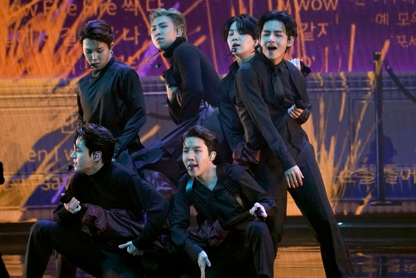 BTS biểu diễn hit Butter tại Lễ trao giải Grammy thường niên lần thứ 64 năm 2022, tại Las Vegas. Ảnh: AP. BTS biểu diễn hit Butter tại Lễ trao giải Grammy thường niên lần thứ 64 năm 2022, tại Las Vegas. Ảnh: AP.