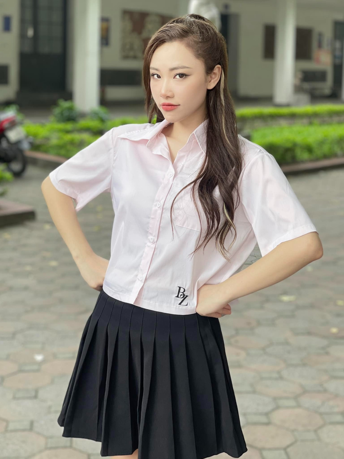 Mai Huê vào vai phản diện, đối đầu với nữ chính Thảo (Ngọc Huyền đóng). Yến đố kỵ, luôn tìm cách chơi đểu, hãm hại Thảo. Ngay trong tập 1, vì ganh tỵ, ấm ức chuyện bị cô giáo phạt viết kiểm điểm, Yến cạnh khóe Thảo không được cha mẹ dạy dỗ tử tế. Dứt lời, Yến bị Thảo “tặng” ngay cú tát. Suốt những tập phim, cuộc ganh đua giữa Yến và Thảo luôn căng thẳng. Yến dần lấy lòng cô giáo, “nẫng tay trên” cơ hội tham gia cuộc thi tài năng của Thảo. Trong một tình tiết khác, Yến tức “nổ đom đóm mắt” khi thấy chàng thiếu gia Phúc (B Trần) có tình ý với đối thủ.