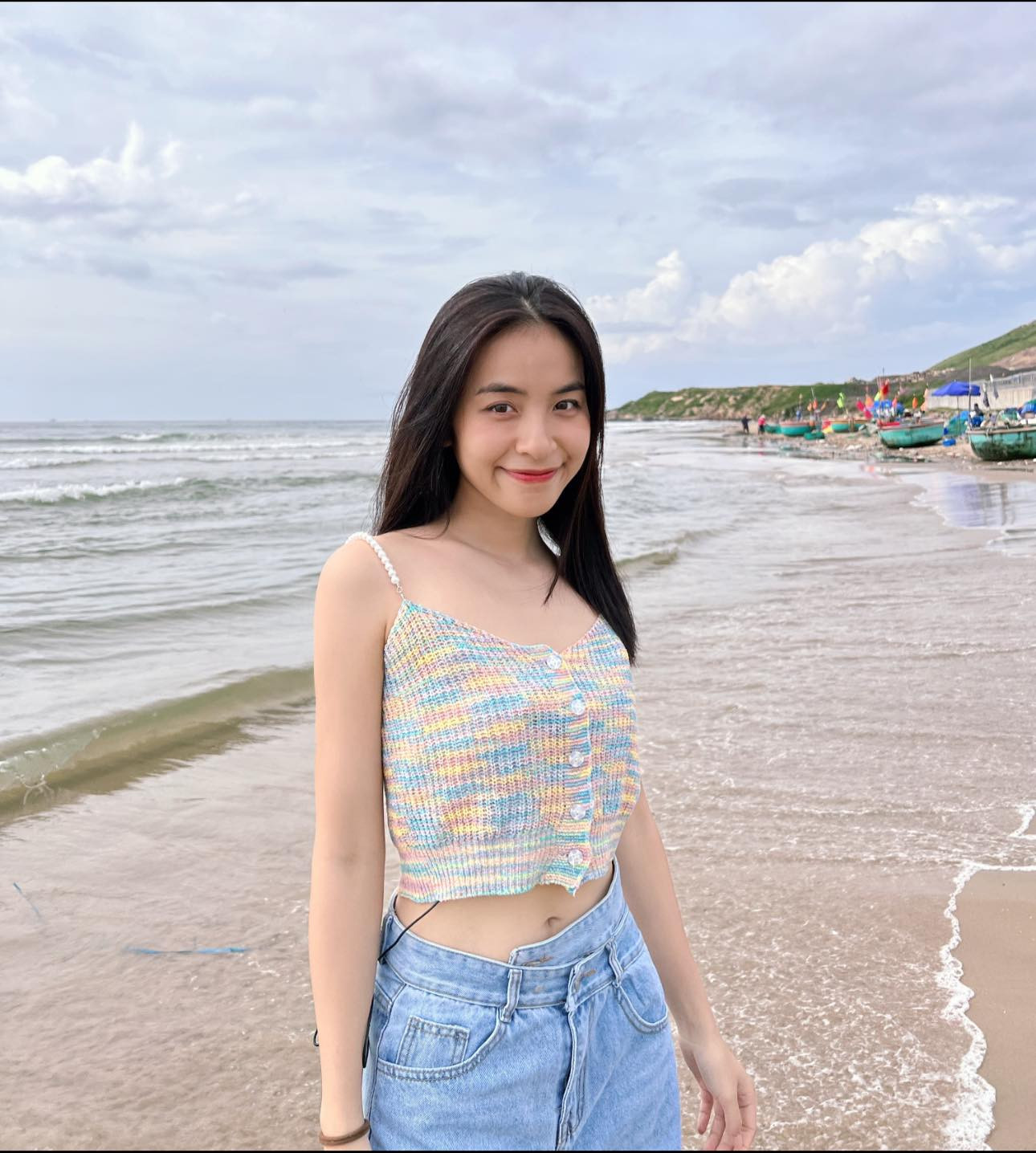 Trang phục trên phim của Trần Vân khá đơn giản. Cô hầu như diện đồ của công nhân may, những bộ quần áo ở nhà, áo phông, quần đen, đi dép lê…