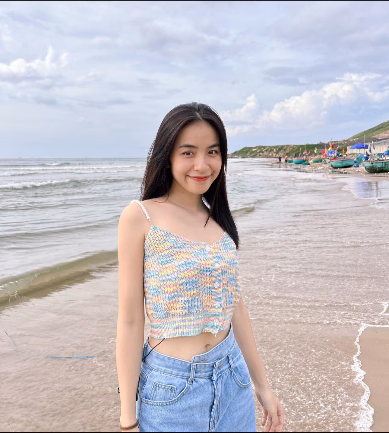 Trang phục trên phim của Trần Vân khá đơn giản. Cô hầu như diện đồ của công nhân may, những bộ quần áo ở nhà, áo phông, quần đen, đi dép lê…