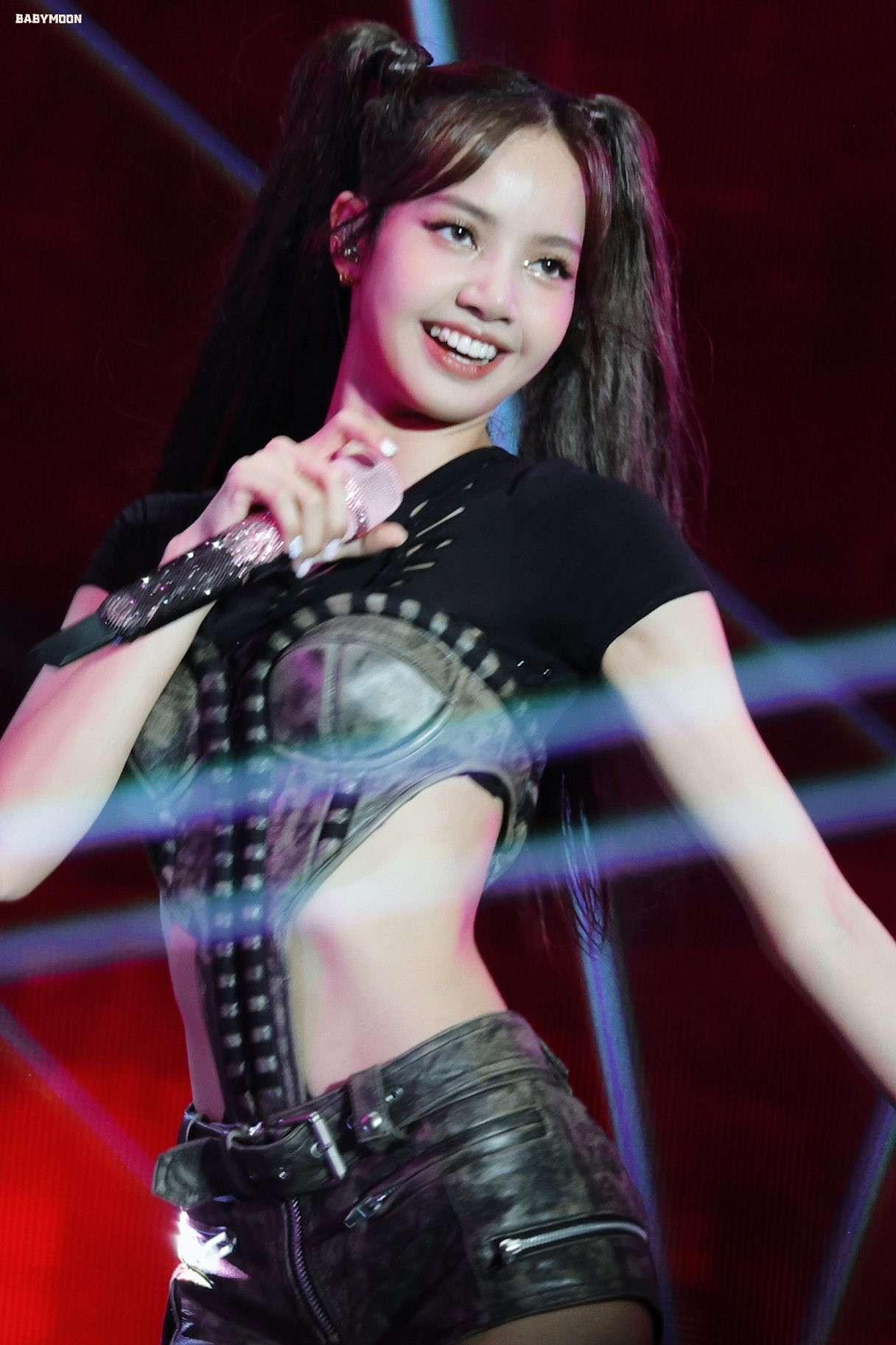 Lisa trong hai đêm diễn tại sân Mỹ Đình, Hà Nội. Ảnh: Twitter. Lisa trong hai đêm diễn tại sân Mỹ Đình, Hà Nội. Ảnh: Twitter.