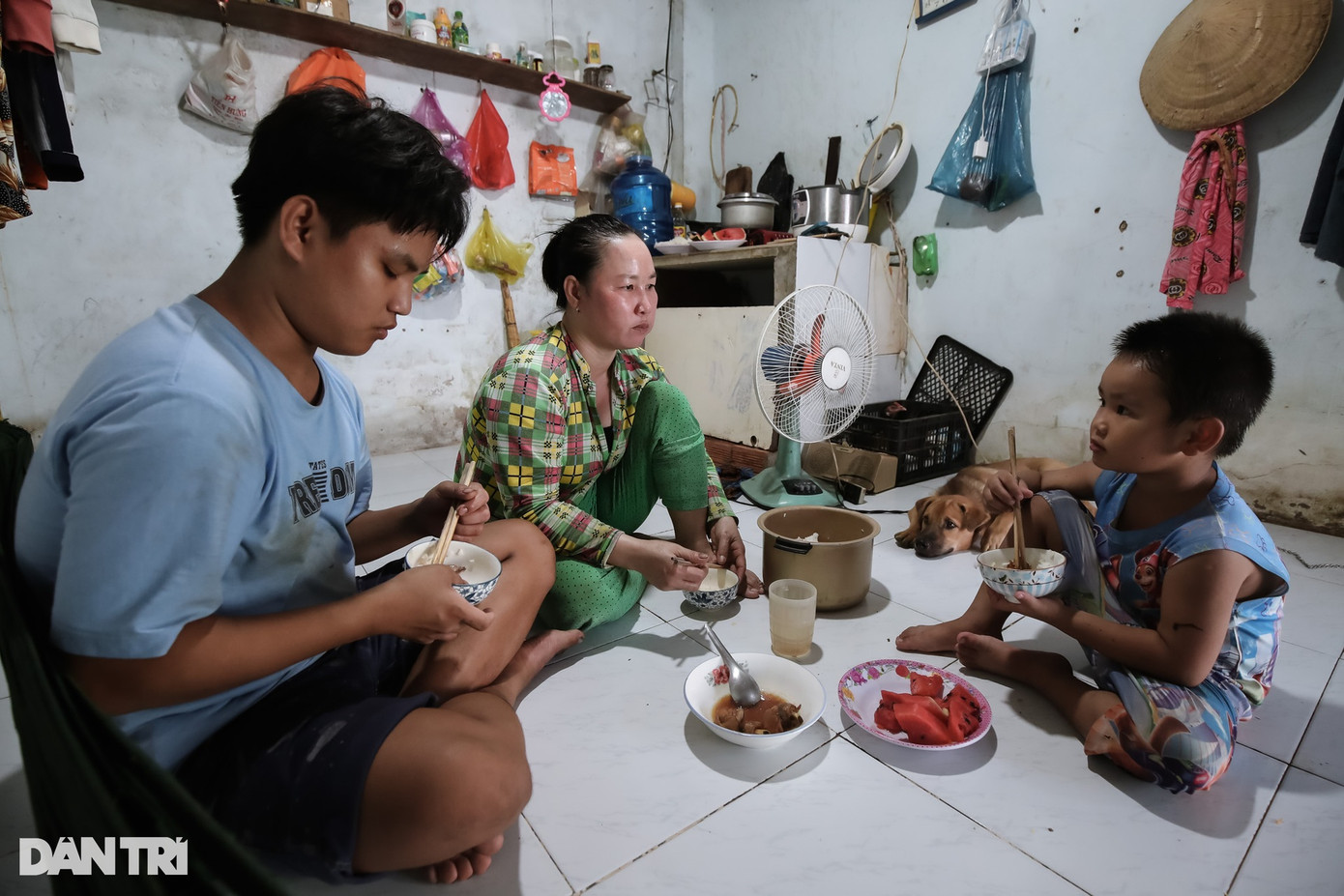 Cuộc sống của gia đình nhỏ gắn liền với căn phòng trọ chật chội chưa đầy 10m2. Bữa cơm muộn của 3 mẹ con cũng chỉ lác đác 1-2 món đơn sơ. "Thu nhập từ việc nhặt rau muống cũng chỉ đủ để tôi trả tiền trọ, lo ăn uống cho 2 đứa con. Có việc cần tiền cũng phải đi vay mượn từ hàng xóm", bà Cương chia sẻ.