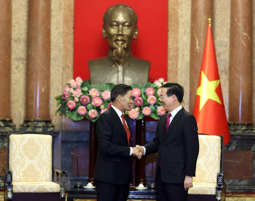 Chủ tịch nước Võ Văn Thưởng tiếp ông Sinlavong Khoutphaythoune, Ủy viên Bộ Chính trị Đảng Nhân dân Cách mạng Lào, Chủ tịch Trung ương Mặt trận Lào Xây dựng Đất nước. (Ảnh: Thống Nhất/TTXVN)