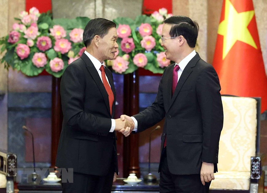 Chủ tịch nước Võ Văn Thưởng tiếp ông Sinlavong Khoutphaythoune, Ủy viên Bộ Chính trị Đảng Nhân dân Cách mạng Lào, Chủ tịch Trung ương Mặt trận Lào Xây dựng Đất nước. (Ảnh: Thống Nhất/TTXVN)