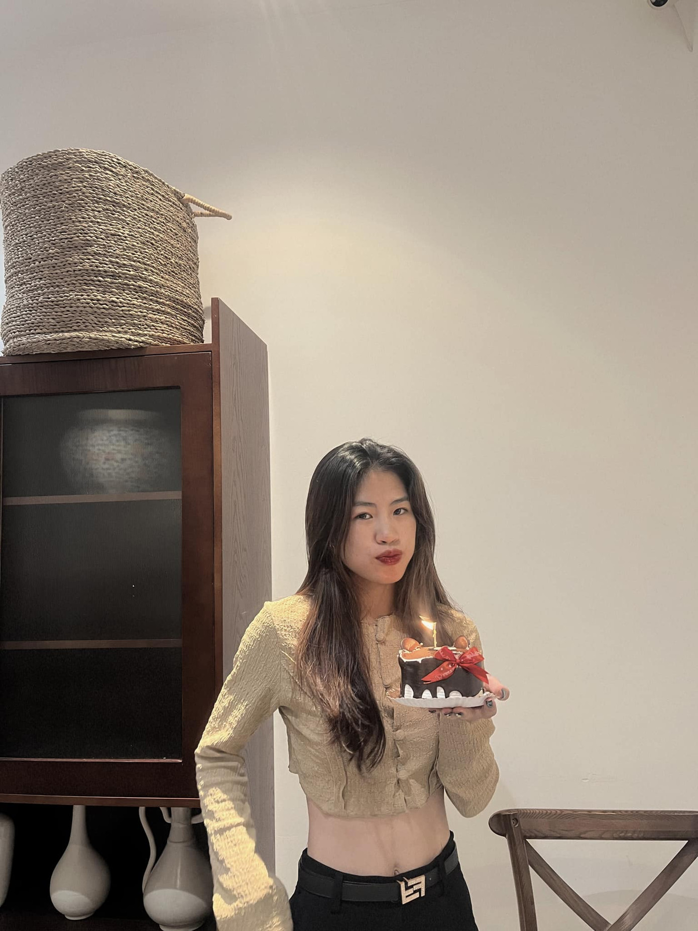 Áo crop top, váy bó, quần cullote hoặc quần jean thụng là những trang phục thường thấy trong tủ đồ của nữ cầu thủ.