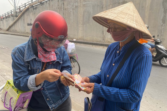 Một người dân ở Cần Thơ đang đi đường và dừng lại mua vé số (ảnh: Bảo Kỳ).