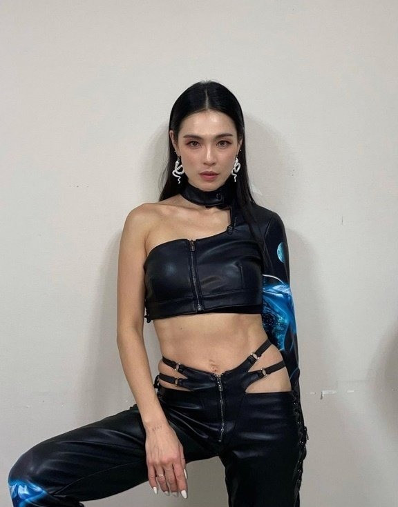 Ca sĩ Kahi gây ấn tượng khi diện trang phục bra top để lộ cơ bụng săn chắc và quần cạp trễ lộ xương chậu. Ảnh: IG.