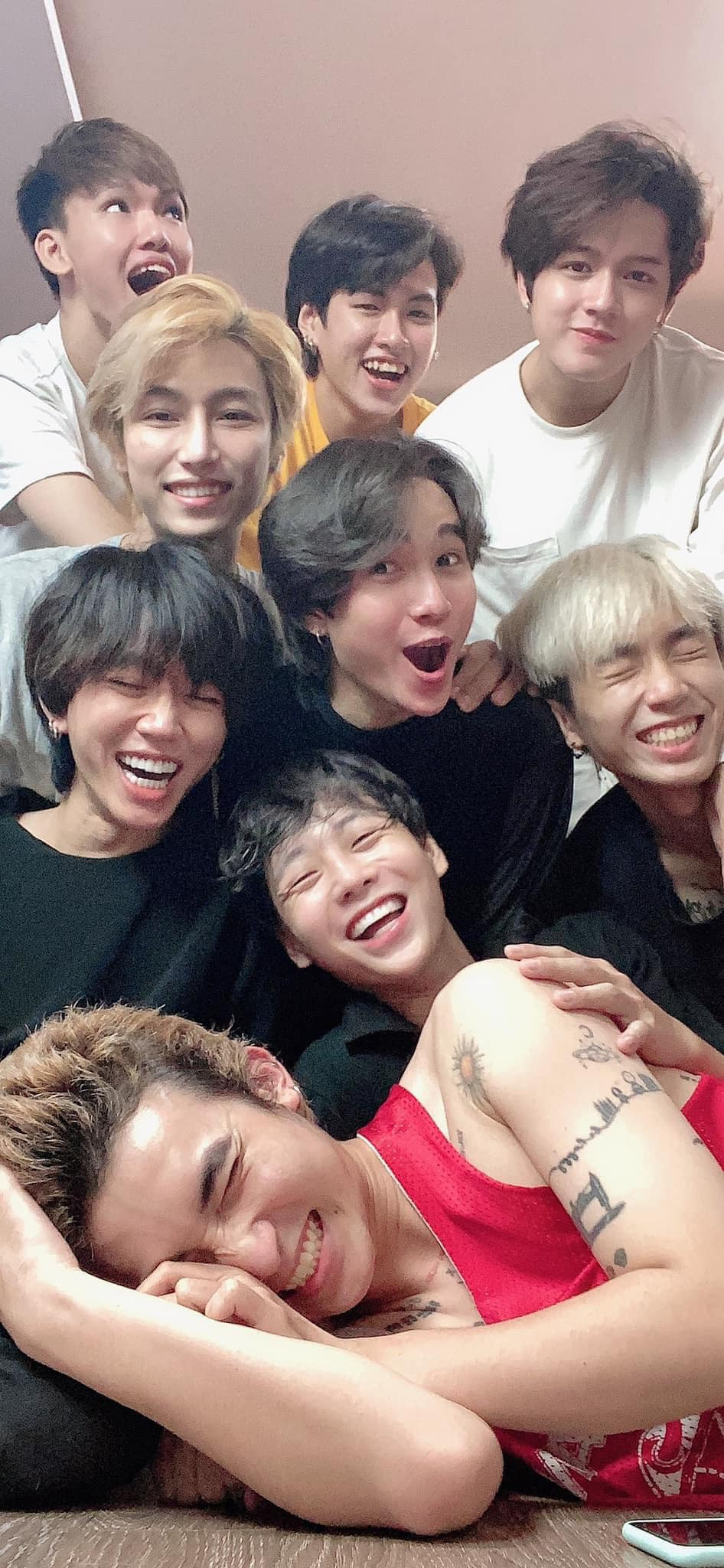 Ca sĩ Hồ Minh Tuấn (trái) và khi còn hoạt động trong nhóm Super 9 (tên cũ: Zero 9). Ảnh: Võ Đỗ Anh.