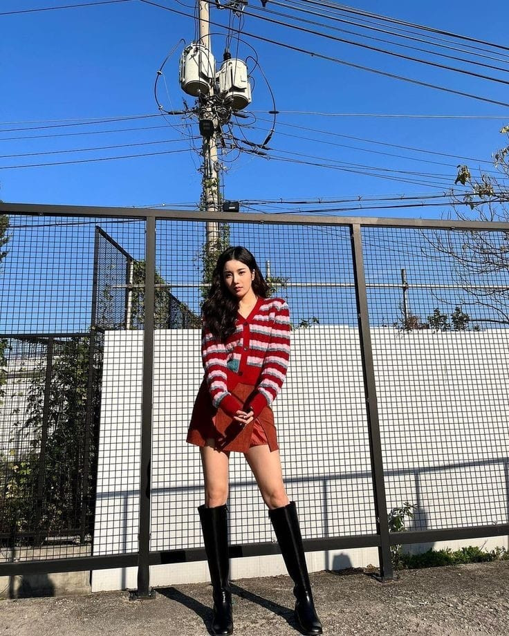 Giữa các chương trình tạp kỹ và diễn xuất, Kwon Eun Bi chọn chương trình tạp kỹ, nhưng có nhiều niềm vui khi có cơ hội diễn xuất trong video âm nhạc. Cô giải thích: “Tôi có thể diễn xuất một cách tự nhiên và thoải mái vì diễn xuất được thể hiện qua biểu cảm và chuyển động chứ không phải lời nói”. Kwon Eun Bi bộc bạch thêm: “Thành thật mà nói, các chương trình tạp kỹ khó và diễn xuất cũng vậy. Tôi không tự tin lắm khi diễn xuất. Khi tôi trao đổi lời thoại với ai đó, tôi cảm thấy lo lắng nên nhiều cảm xúc của tôi biến mất. Đó là lý do tôi nghĩ diễn xuất có chút khó khăn”.