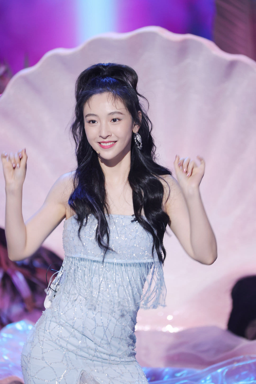 Ngô Thiến lựa chọn tóc búi cao, xõa hai bên. Diễn viên Bên nhau trọn đời ghi điểm mạnh nhờ vẻ trẻ trung, thanh thuần. Ngô Thiến lựa chọn tóc búi cao, xõa hai bên. Diễn viên Bên nhau trọn đời ghi điểm mạnh nhờ vẻ trẻ trung, thanh thuần.