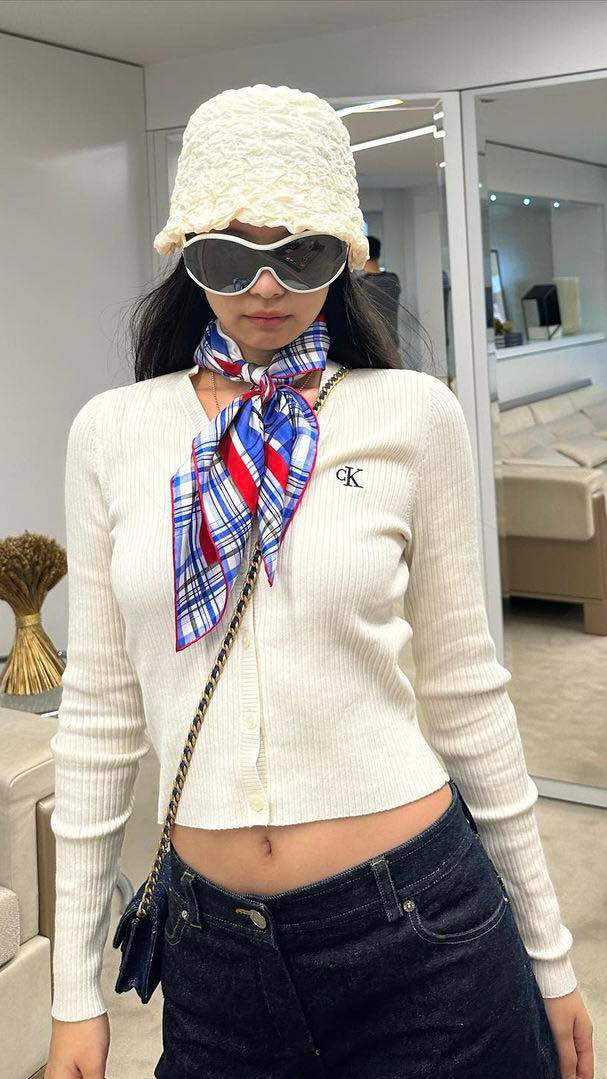 Jennie tự tay đăng những hình ảnh có liên quan đến V, ngầm xác nhận mối quan hệ tình cảm.