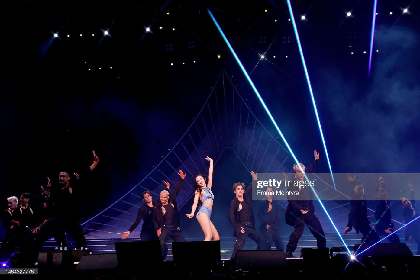 Rút kinh nghiệm ở sân khấu tuần trước do nhảy quá sung khiến váy bị tuột, vướng vào chân, lần này ca sĩ đã thẳng tay giật váy, quăng về một phía sân khấu trước khi nhạc vào phân đoạn cao trào.