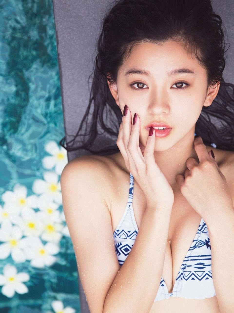 Trên trang cá nhân, Aya chia sẻ nhiều hình ảnh tự vào bếp nấu nướng. Cô chú ý đến chế độ ăn uống lành mạnh. Đây cũng là bí quyết giúp cô có vóc dáng thanh mảnh diện những trang phục đa dạng, cá tính. Ảnh: Pinterest.