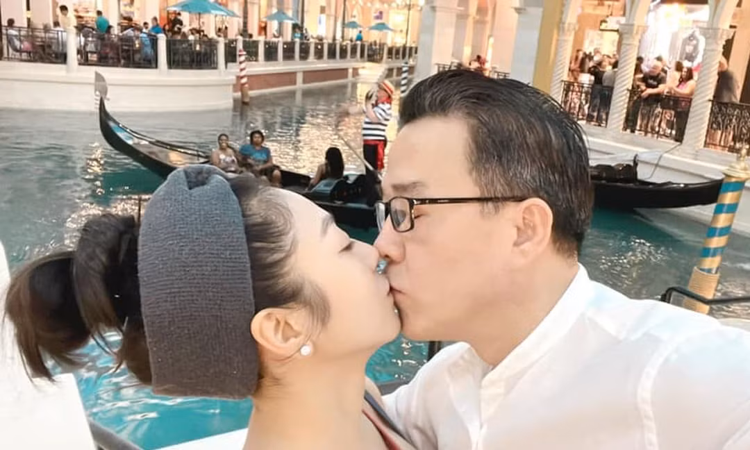 'Vua cá koi' Thắng Ngô và ca sĩ Hà Thanh Xuân thường chia sẻ ảnh tình cảm trên mạng xã hội. Ảnh: FBNV. 'Vua cá koi' Thắng Ngô và ca sĩ Hà Thanh Xuân thường chia sẻ ảnh tình cảm trên mạng xã hội. Ảnh: FBNV.