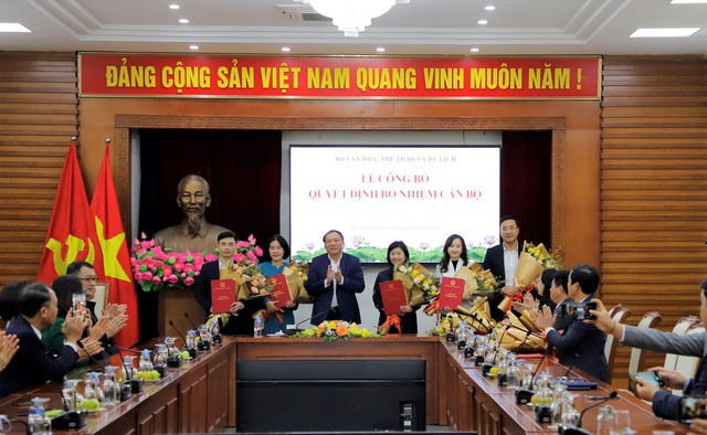 Bộ trưởng trao quyết định và chúc mừng các Phó vụ trưởng Vụ Tổ chức cán bộ