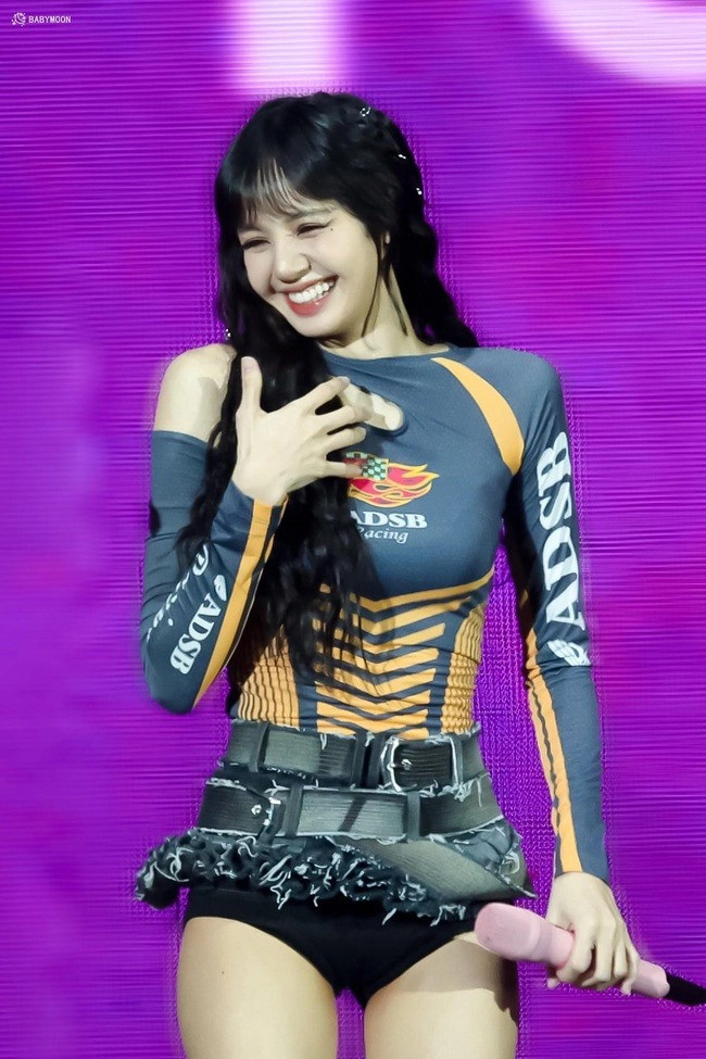 Váy dài một gang tay của Lisa, nữ thần tượng nhiều lần diện trang phục lộ quần bảo hộ. Ảnh: Twitter. Váy dài một gang tay của Lisa, nữ thần tượng nhiều lần diện trang phục lộ quần bảo hộ. Ảnh: Twitter.