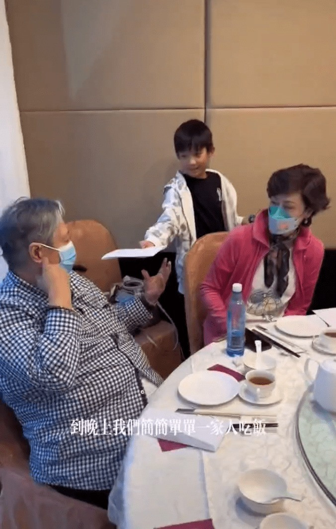 Ngôi sao Thục Sơn truyện mặc áo kẻ sọc, tóc hoa râm và ngồi xe lăn. Vợ ông, bà Cao Lệ Hồng vẫn theo sát kề cạnh. Ảnh: Sohu. Ngôi sao Thục Sơn truyện mặc áo kẻ sọc, tóc hoa râm và ngồi xe lăn. Vợ ông, bà Cao Lệ Hồng vẫn theo sát kề cạnh. Ảnh: Sohu.