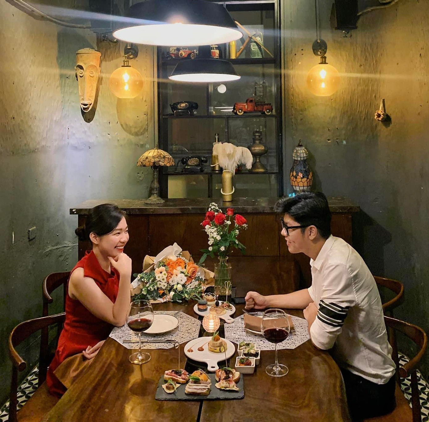 Gia đình truyền hình bồi hồi nhớ lại thời gian mới yêu, Hương Giang tốn hàng tiếng đồng hồ để chuẩn bị dress code với Mạnh Cường. Ảnh: NVCC. Gia đình truyền hình bồi hồi nhớ lại thời gian mới yêu, Hương Giang tốn hàng tiếng đồng hồ để chuẩn bị dress code với Mạnh Cường. Ảnh: NVCC.