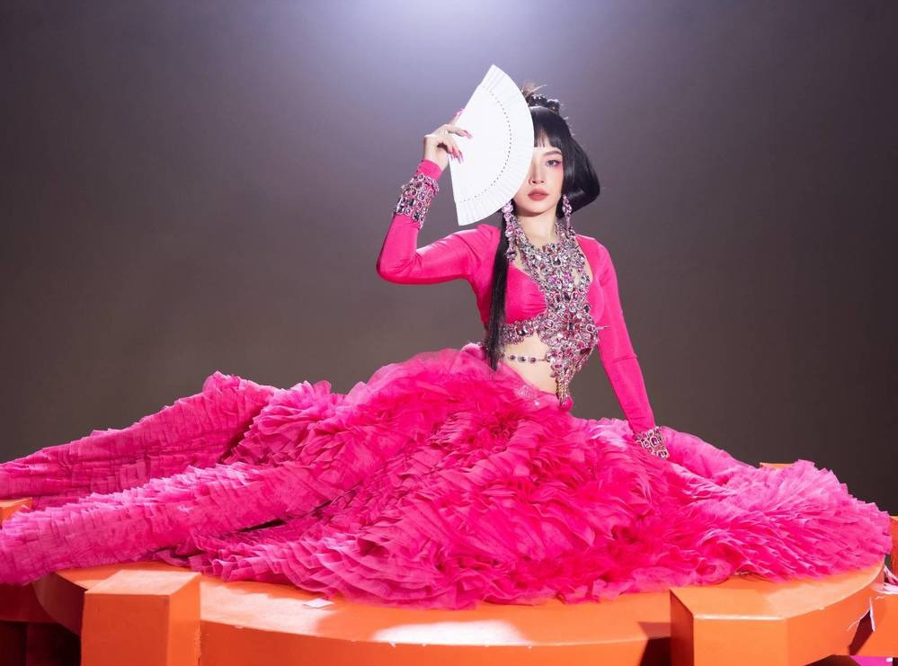 Chi Pu có nhiều sản phẩm âm nhạc bị chỉ trích phản cảm, sáo rỗng. Giọng hát của cô luôn là đề tài bàn luận. Chi Pu có nhiều sản phẩm âm nhạc bị chỉ trích phản cảm, sáo rỗng. Giọng hát của cô luôn là đề tài bàn luận.